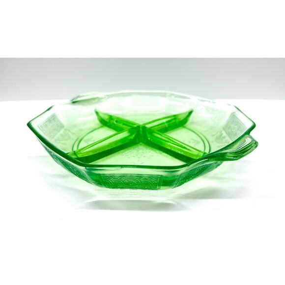 Uranium Glass Divided Serving Dish, VTG 30s UV Glow Princess Pattern 8.5 x 7.5 - Picture 3 of 6